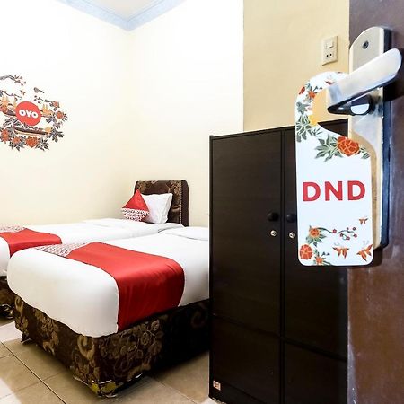 Oyo 723 Penginapan Nia Mandiri Syariah Medan Esterno foto