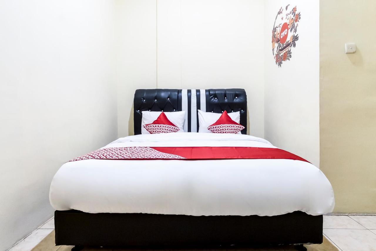 Oyo 723 Penginapan Nia Mandiri Syariah Medan Esterno foto