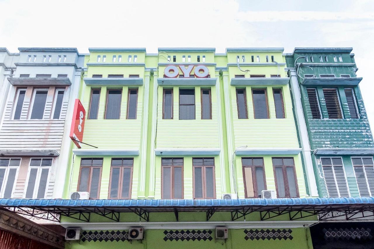 Oyo 723 Penginapan Nia Mandiri Syariah Medan Esterno foto