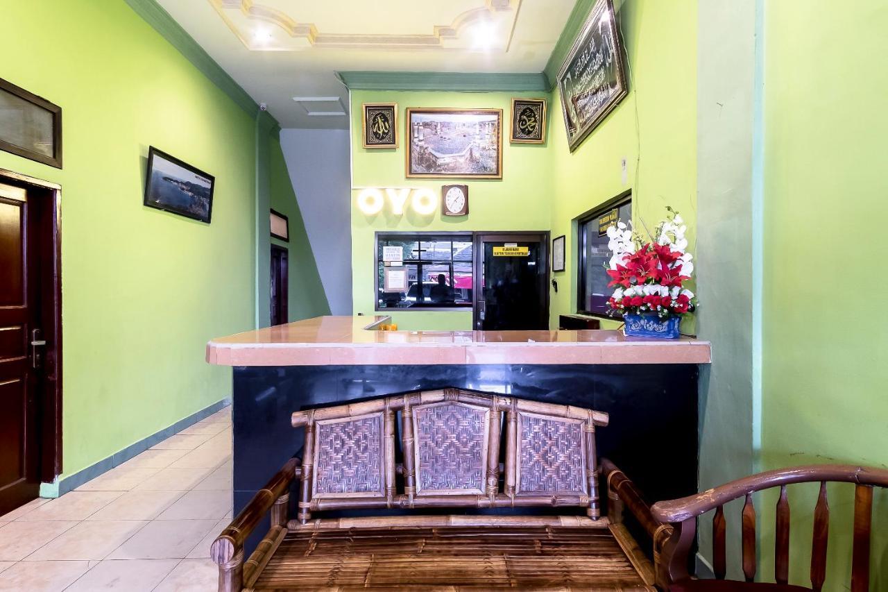 Oyo 723 Penginapan Nia Mandiri Syariah Medan Esterno foto