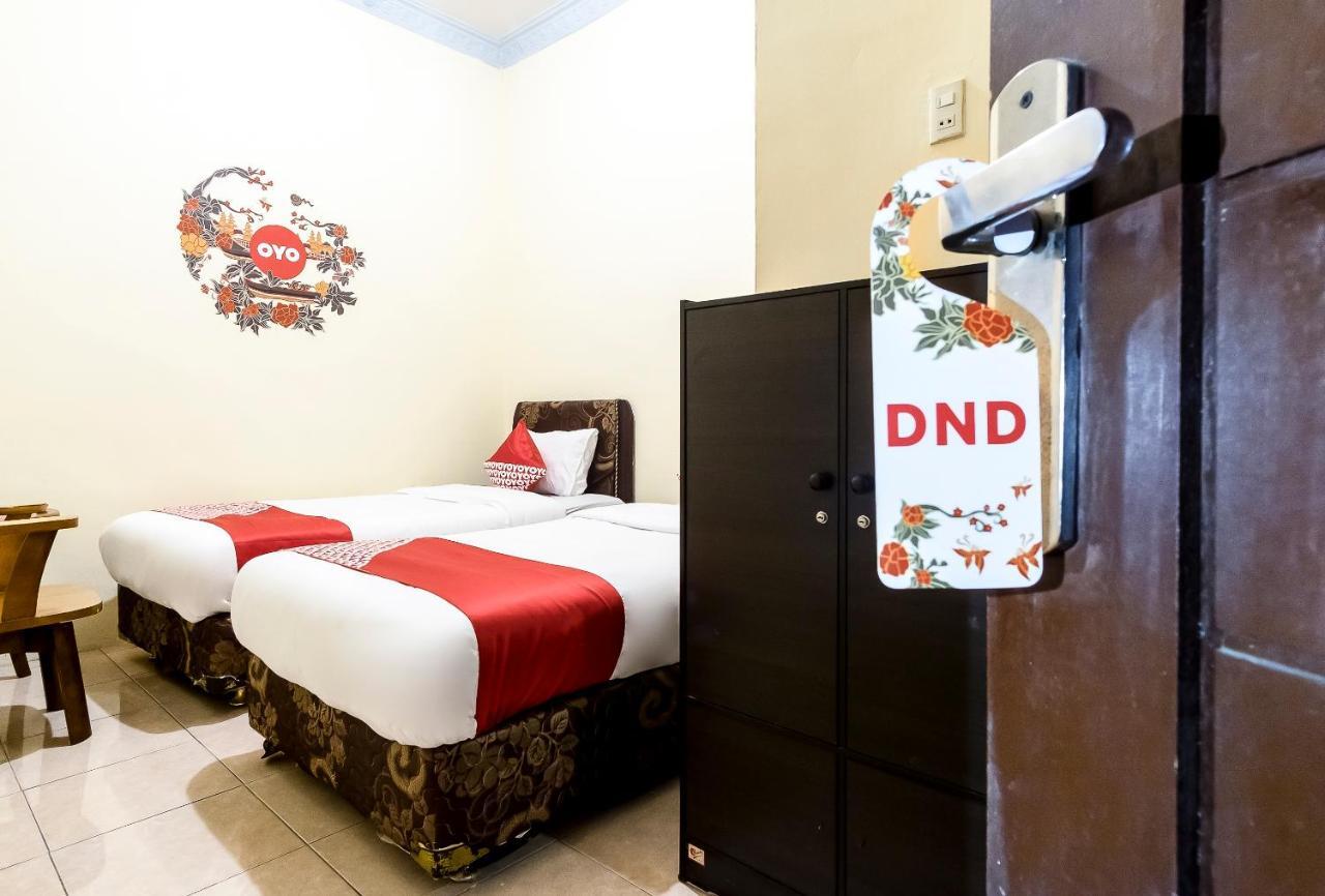 Oyo 723 Penginapan Nia Mandiri Syariah Medan Esterno foto