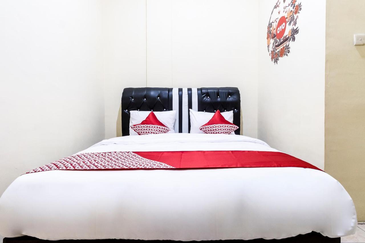 Oyo 723 Penginapan Nia Mandiri Syariah Medan Esterno foto