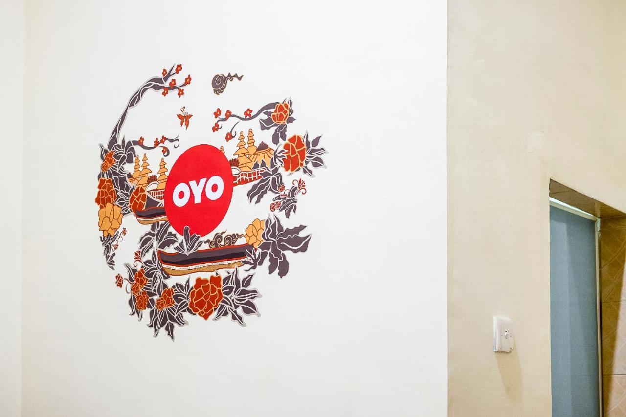 Oyo 723 Penginapan Nia Mandiri Syariah Medan Esterno foto