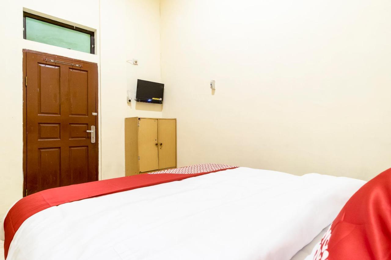 Oyo 723 Penginapan Nia Mandiri Syariah Medan Esterno foto