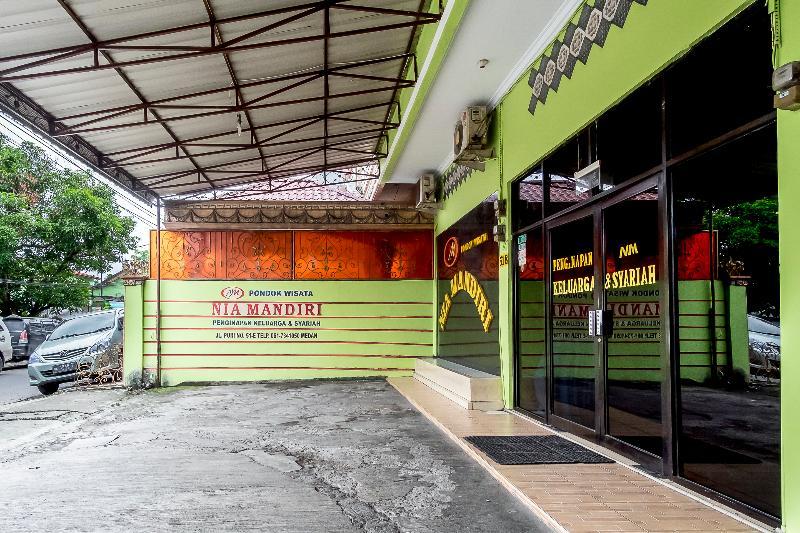 Oyo 723 Penginapan Nia Mandiri Syariah Medan Esterno foto